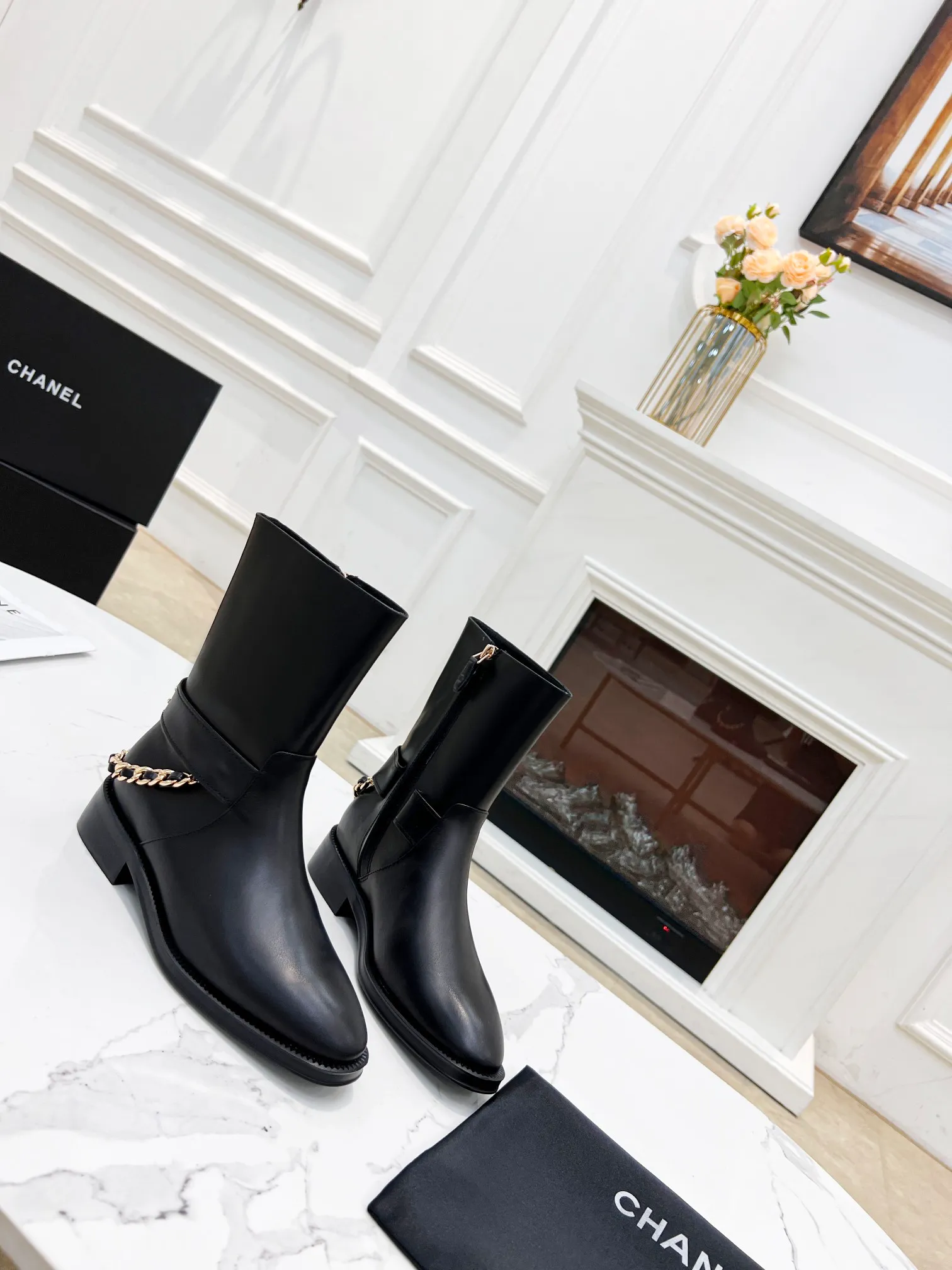 👟👟Ex-factory price 620👟👟 New short boots🔥 ✨Chanel 2022CHANEL official website synchronizes the latest side zipper high boots 😍Purchase level quality ✔Original material ⚡2.5 cm comes with a heightening and slimming effect😍Very versatile and elegant on the feet😘Internet celebrity street style Chanel custom logo handmade chain decoration & Upper: black calfskin & Inner/foot pads: imported sheepskin & Heel height: 2.5 & Tube height: 15 inches/7.5 inches &Size: 35–40, size 41 customized